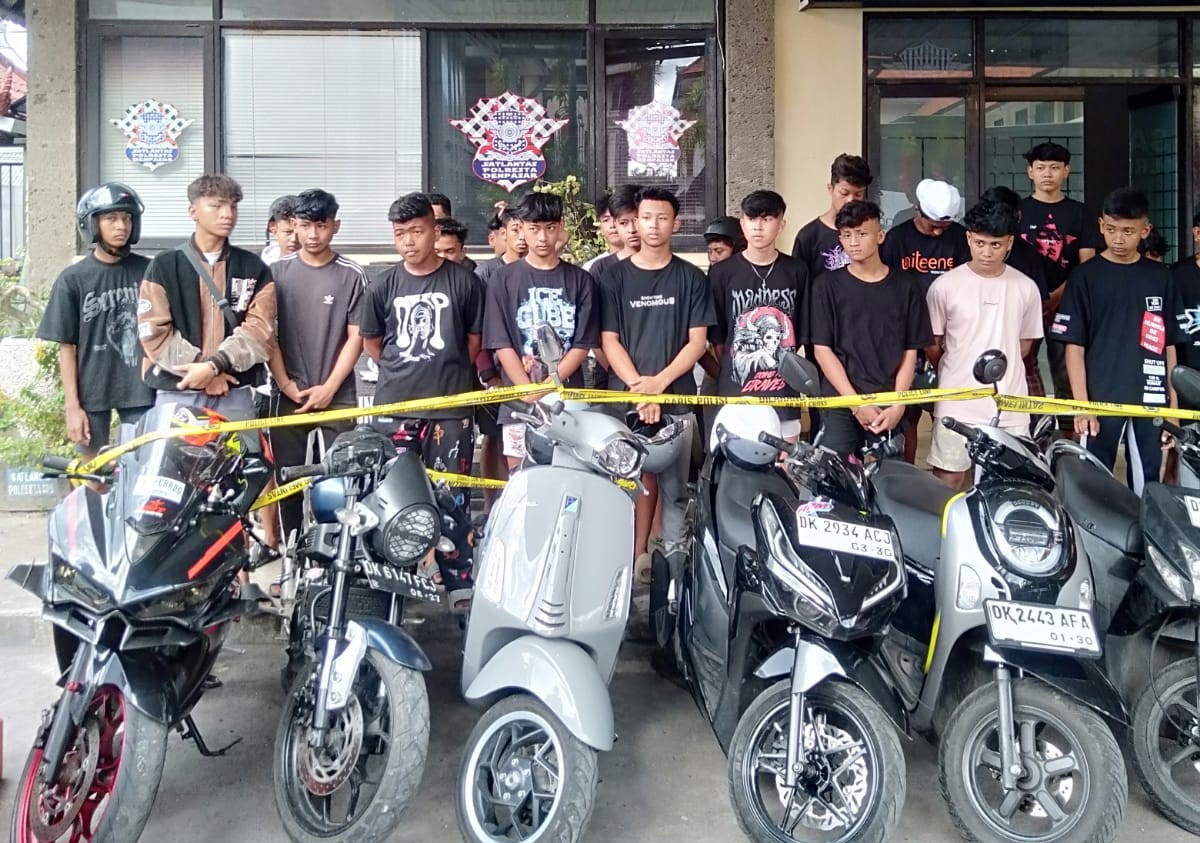 DIGULUNG: Delapan motor diamankan, 19 remaja  dibina Anggota Satlantas Polresta Denpasar, Selasa (3/6)