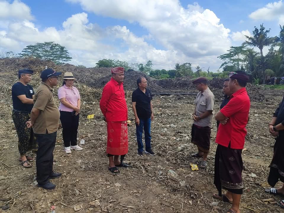 Gubernur Bali Wayan Koster didampingi Bupati Gianyar Agus Mahayastra saat cek TPA Temesi Gianyar, 1 Juni 2025.