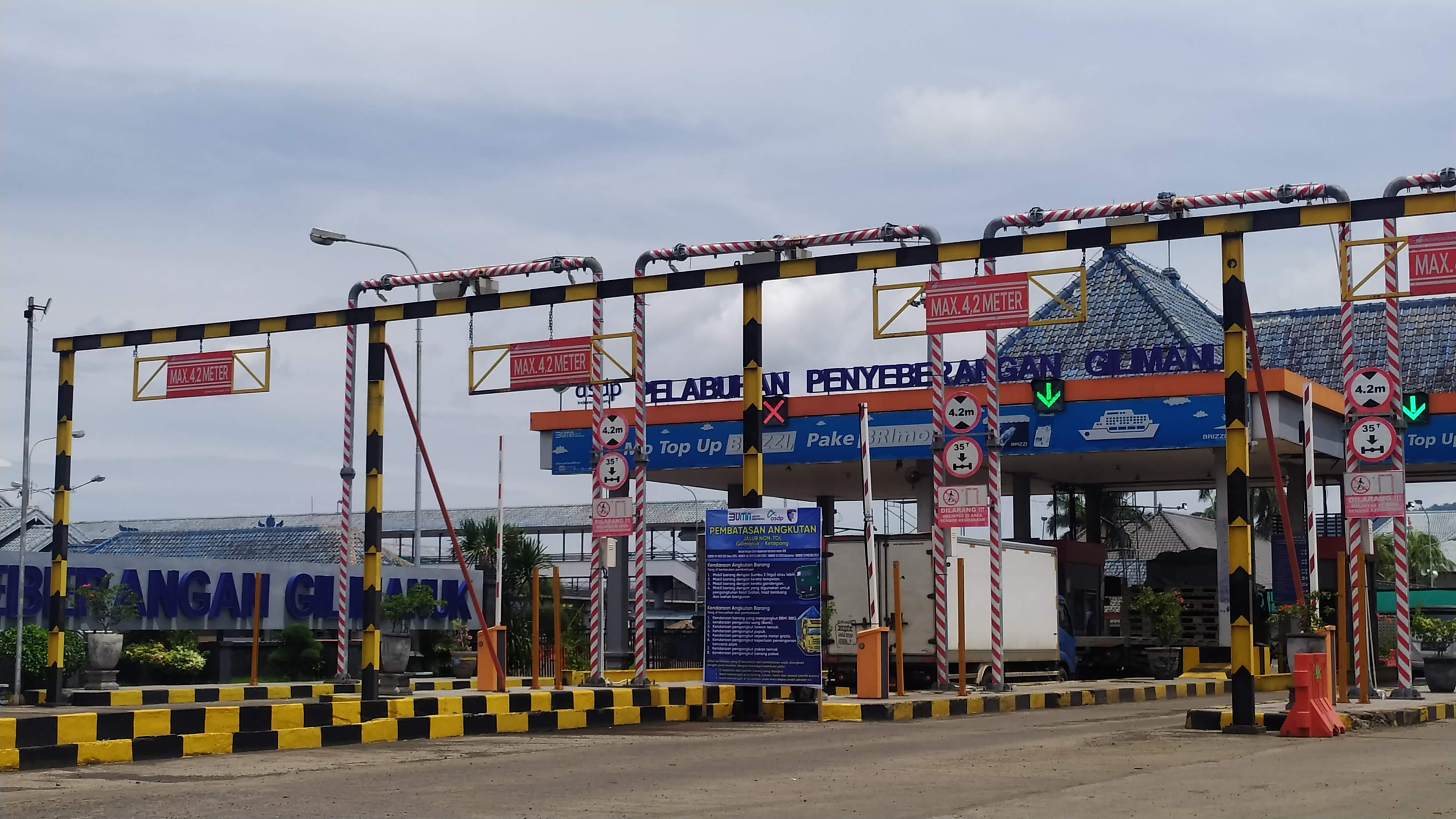 MASIH LENGANG: Situasi Pelabuhan Gilimanuk belum terjadi peningkatan signifikan kendaraan yang akan keluar Bali jelang Idul adha