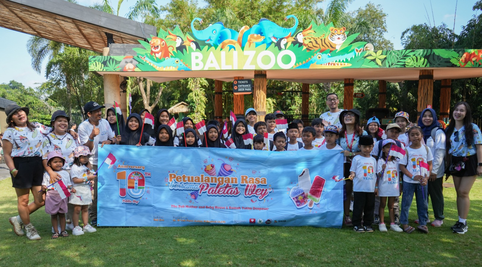 PENUH CINTA: Anak-anak Yayasan bersama Paletas Wey bersuka cita merayakan satu dekade perjalanan
