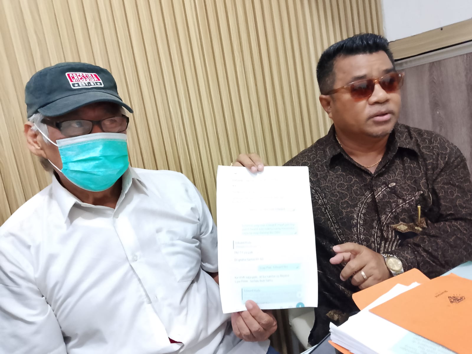 PEMERASAN: Tony Nugroho (kiri) bersama pengacaranya memutuskan banding atas vonis 3 bulan penjara atas dirinya kasus kekerasan seksual.