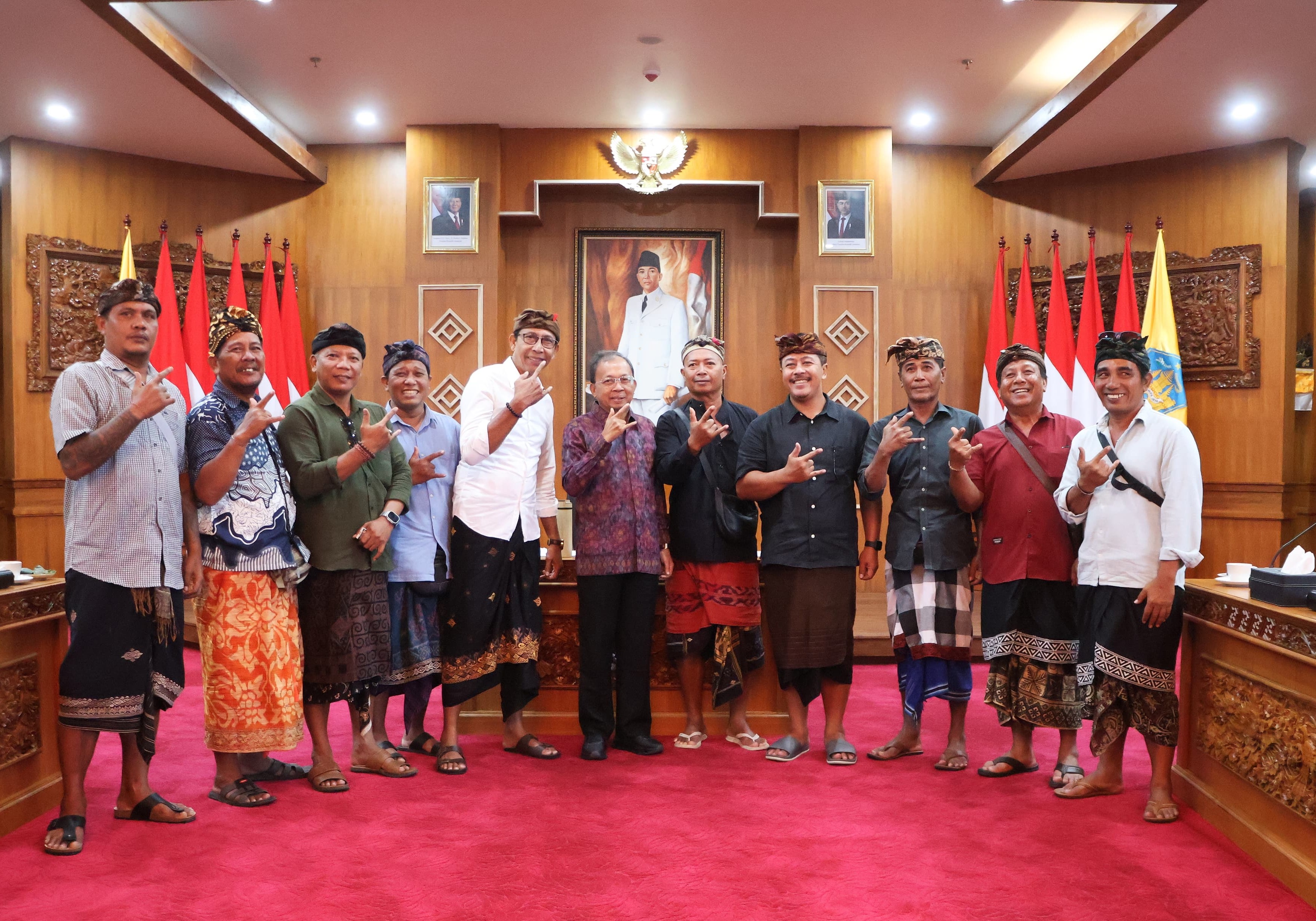 DEMI ENERGI: Gubernur Bali Wayan Koster saat bertemu para pihak yang pro dan kontra proyek LNG di Sidkarya