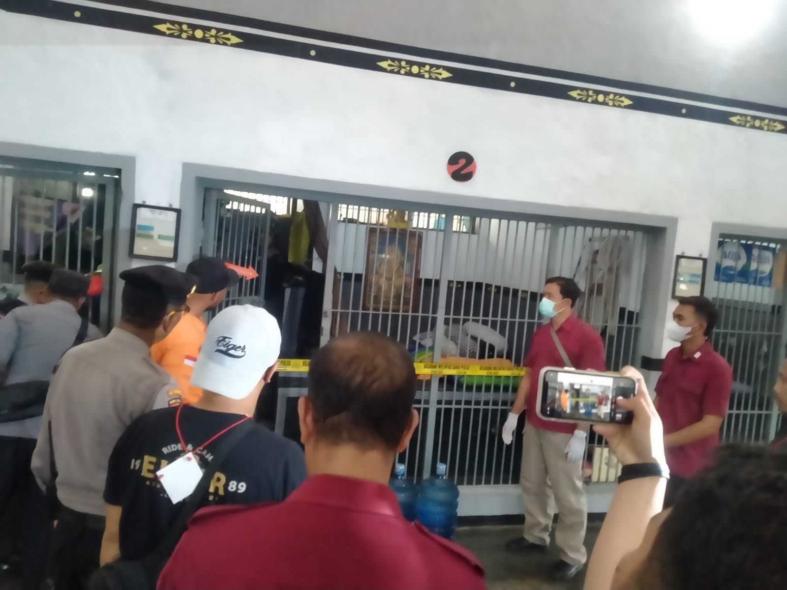OLAH TKP: Petugas memasang garis kuning di blok tahanan Rutan Bangli yang digunakan korban mengakhiri hidup.