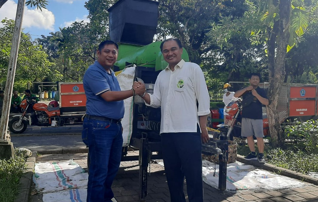 OPERASI SAMPAH: Direktur Utama PT. CTBL Putu Ivan Yunatana  (baju biru) saat menyerahkan Ambulans Sampah kepada petugas Dinas KLH Kota Denpasar di Lumintang, 5 Juni 2025.
