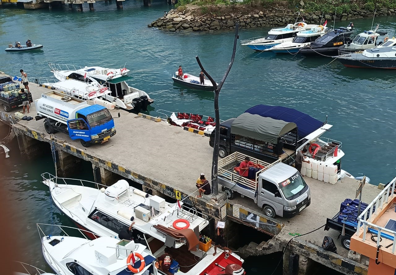 PENGISIAN BBM: Pengisian BBM dari jerigen di atas mobil pick up ke kapal wisata di Dermaga Labuan Bajo
