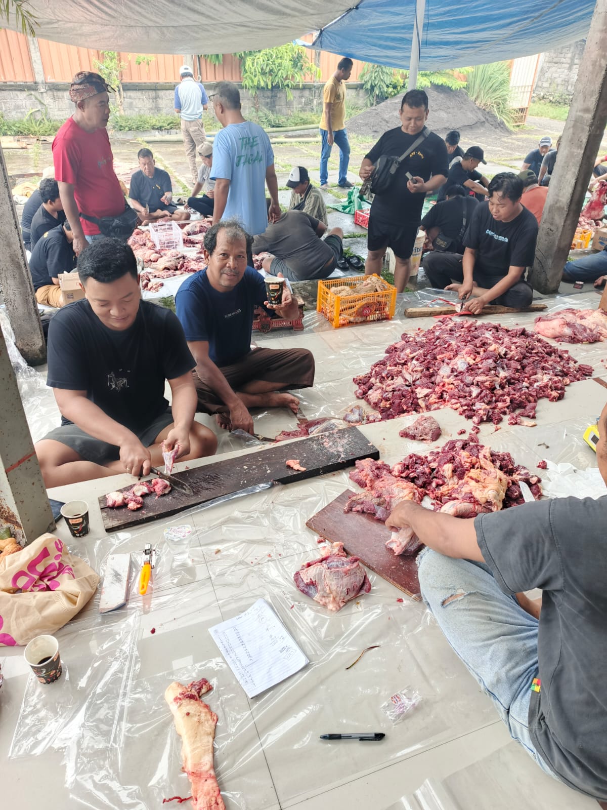 Caption Foto 2:  SUASANA: Idul Adha 1446 H di Yayasan Sajadah Al Munawwaroh, Denpasar.
