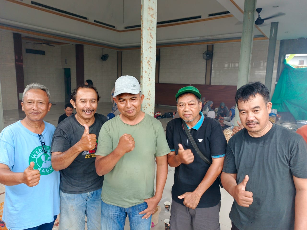 PARA PELOPOR: Dari kiri, H Achmad Soekarto (Pendiri BBC), H Antoni (Ketua Yayasan Sajadah Al Munawwaroh) dan H Deni Priyanto  (Pendiri Asy Syifa), saat penyembelihan Qurban, Sabtu (7/6/2025).