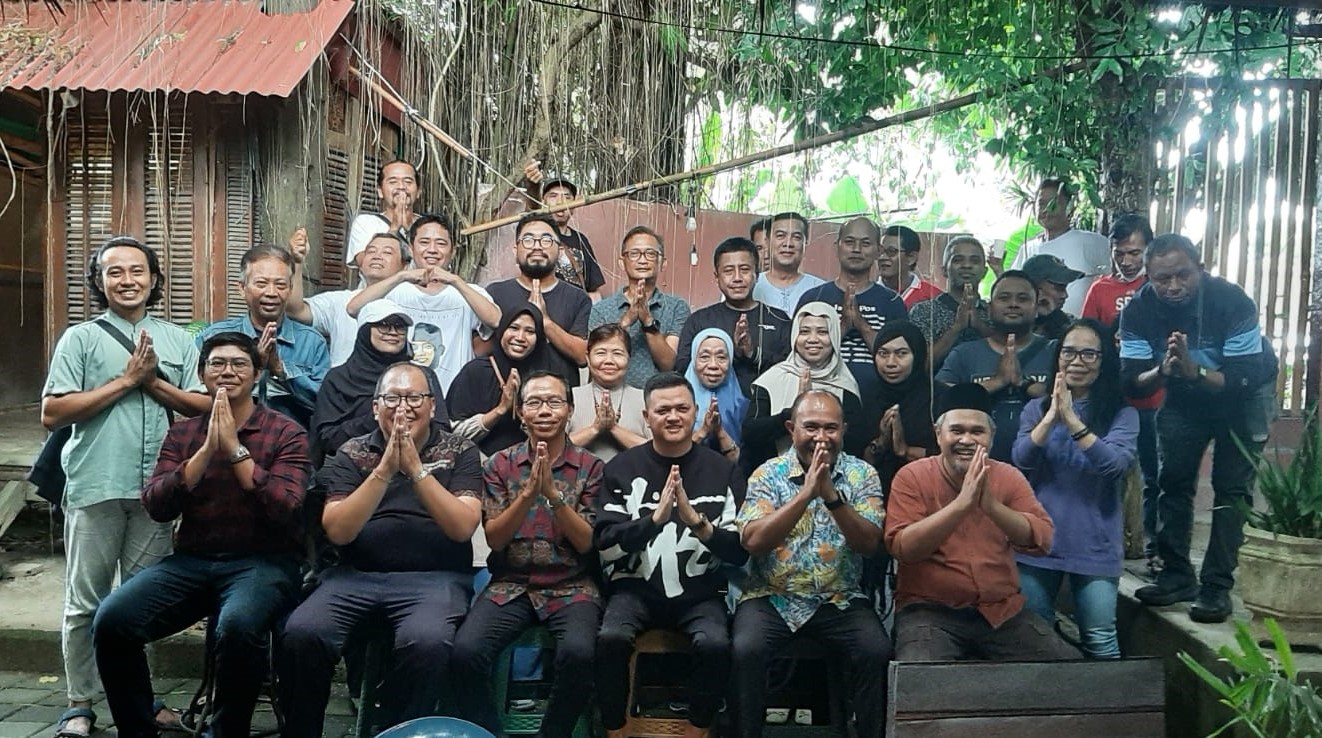 SILATURAHMI: Persaudaraan lintas media yang tergabung dalam Ukhuwah Jurnalis Bali (UJB) saat foto bersama anggota dewan, lintas tokoh  dan Pena NTT di Kubu Kopi Denpasar, Sabtu 7 Juni 2025