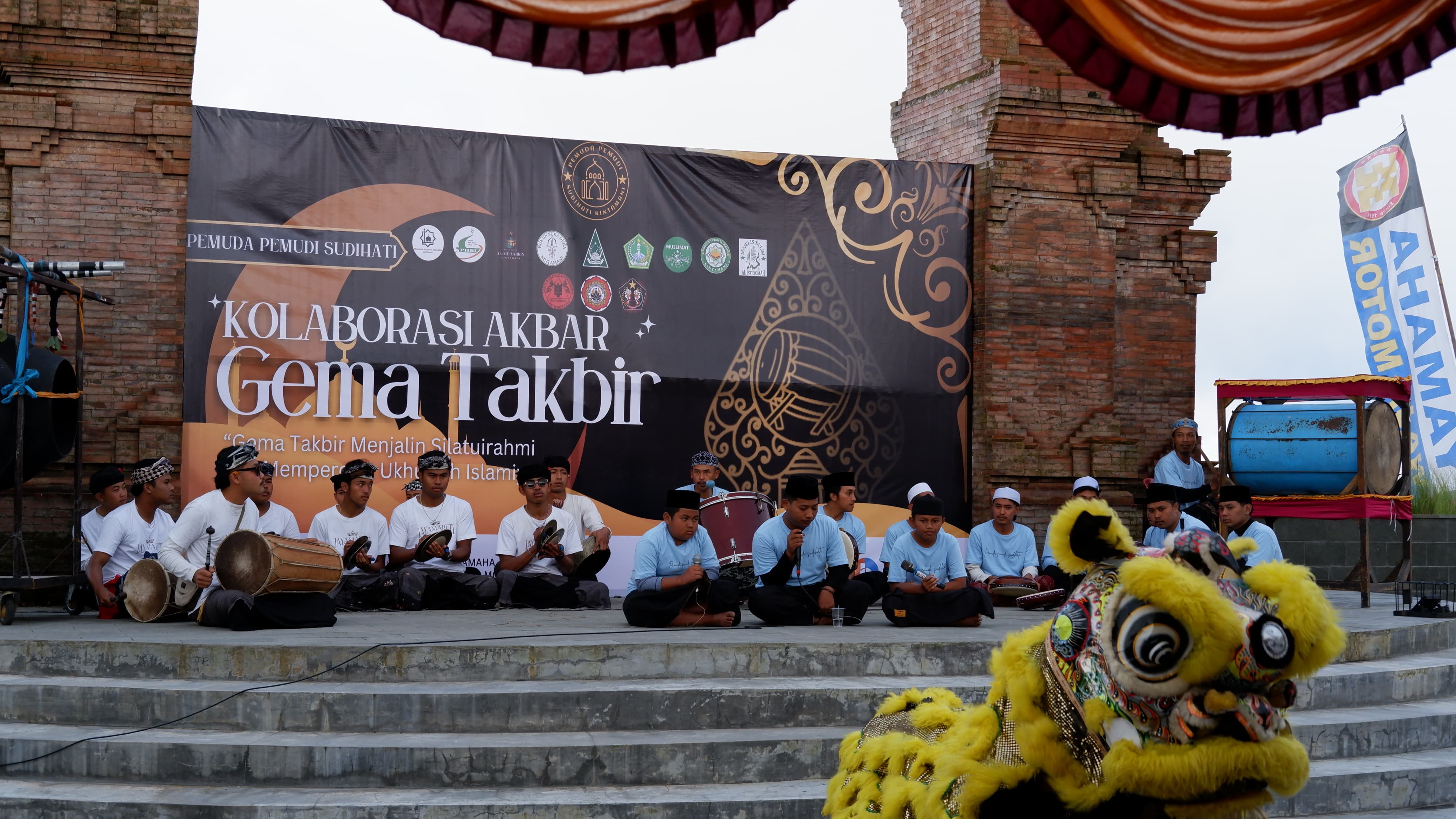 PENUH WARNA: Aksi barongsai Lion Mountain Kintamani saat perayaan Idul Adha 1446 H di Kintamani Bangli.