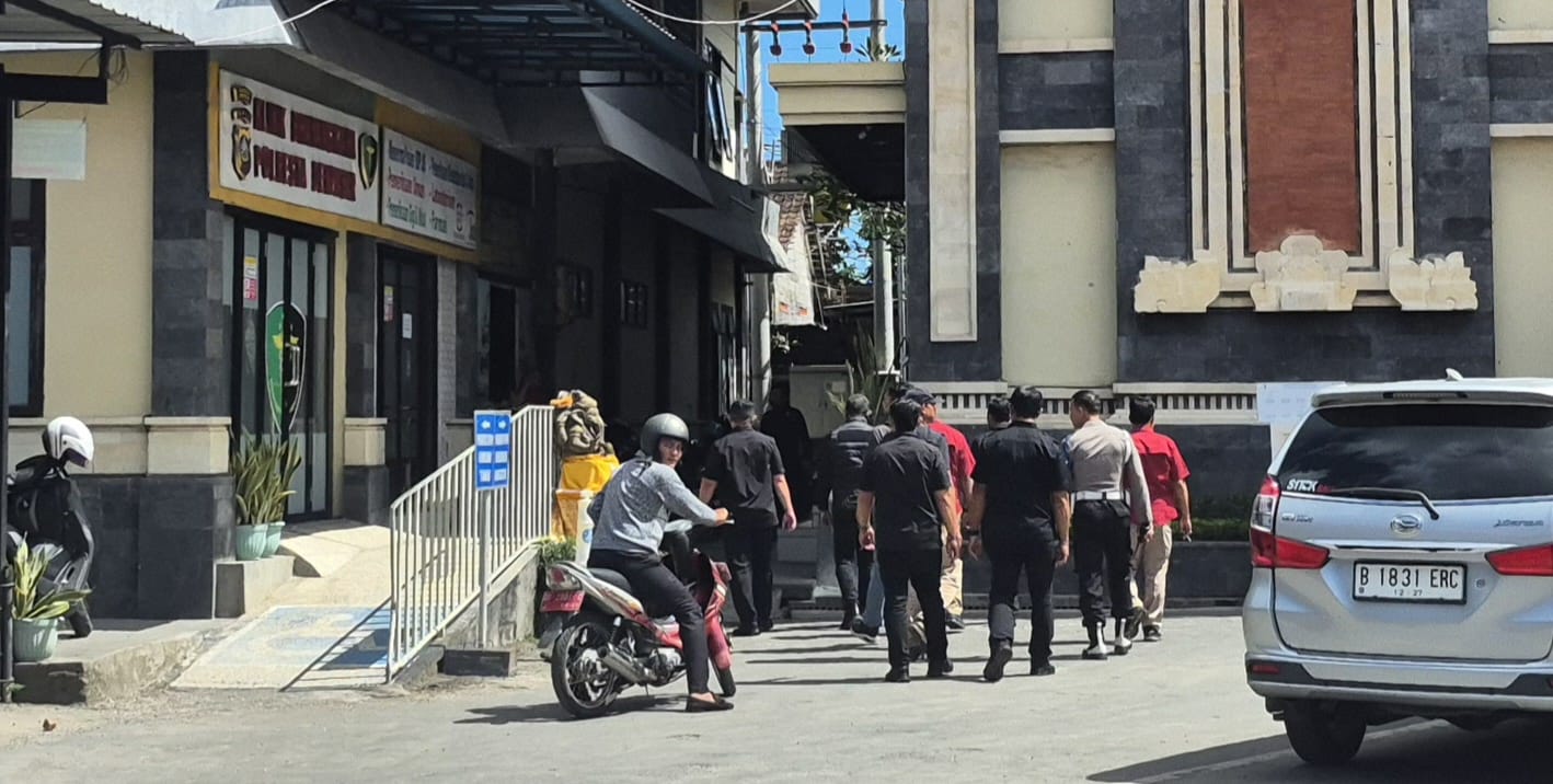 KUAK MISTERI: Rombongan Bid Propam Polda Bali menuju rutan Polresta Denpasar memeriksa perkara pembunuhan atas Ali Imron.