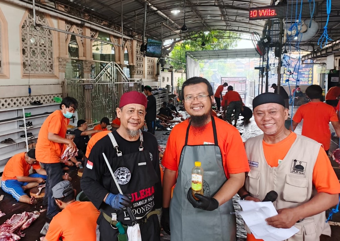 KIAN ANTUSIAS: Ketua Yayasan Al-Furqon Denpasar, ustadz Sugiono (paling kiri depan) bersama jamaah masjid setempat.