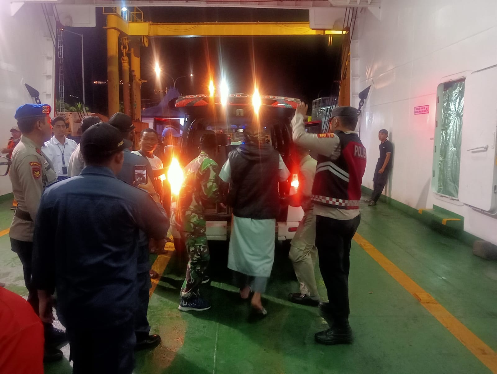 SURATAN TAKDIR: Jenazah korban coba do evakuasi untuk mendapat pertolongan
