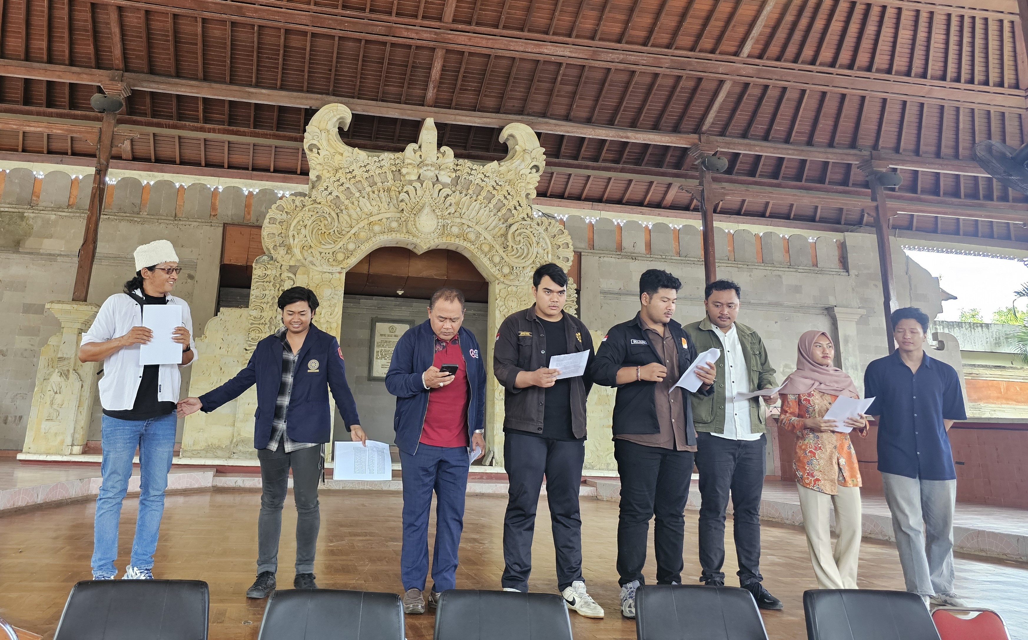SOAL PEKERJA: Aliansi Perjuangan Rakyat Bali yang terdiri dari mahasiswa, jurnalis dan pekerja di Bali audiensi dengan DPRD Bali Selasa, 10 Juni 2025