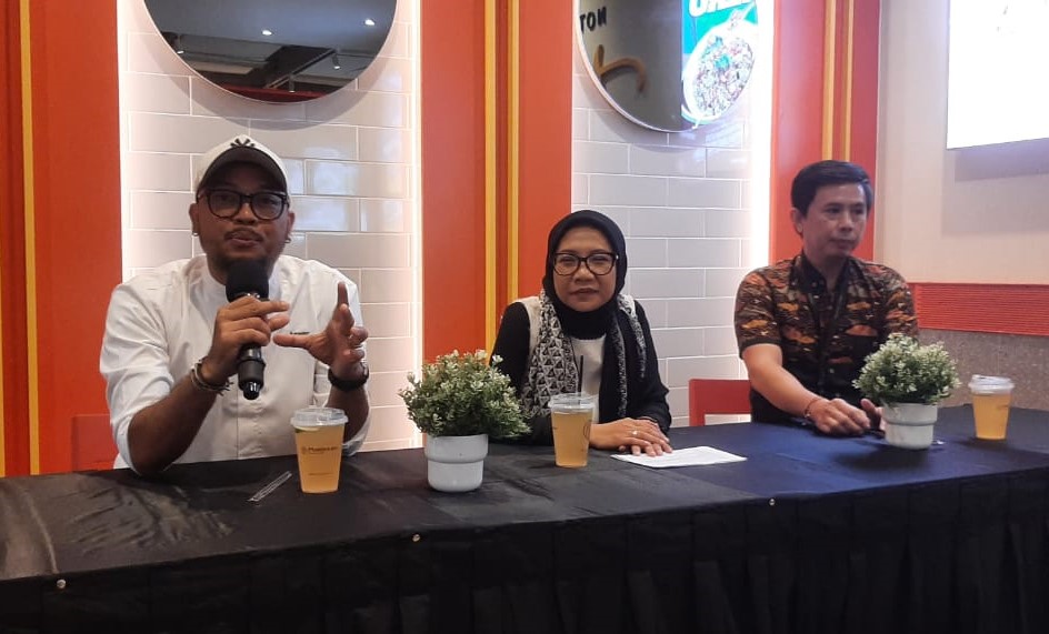 KONSEP BARU: Lisa Kuntari selaku GM Business Unit PT Champ Resto Indonesia Tbk (tengah), Chef Anwar Hidayat selaku Executive Chef PT Champ Resto Indonesia Tbk (kiri) dan Dendy Firman dari Level 21.