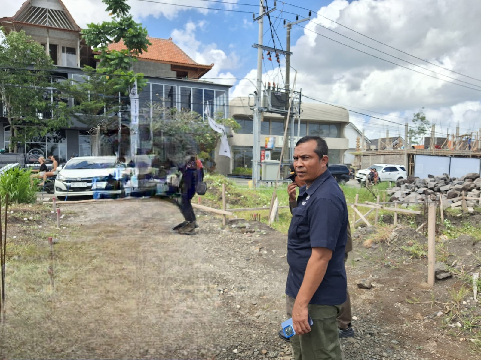 CEK LAPANGAN: Tim Satpol PP Badung mengecek pembangunan Lyma Residence yang berlokasi di Jalan Babadan, Desa Pererenan, Kecamatan Mengwi, Badung, yang diduga melanggar tata ruang.