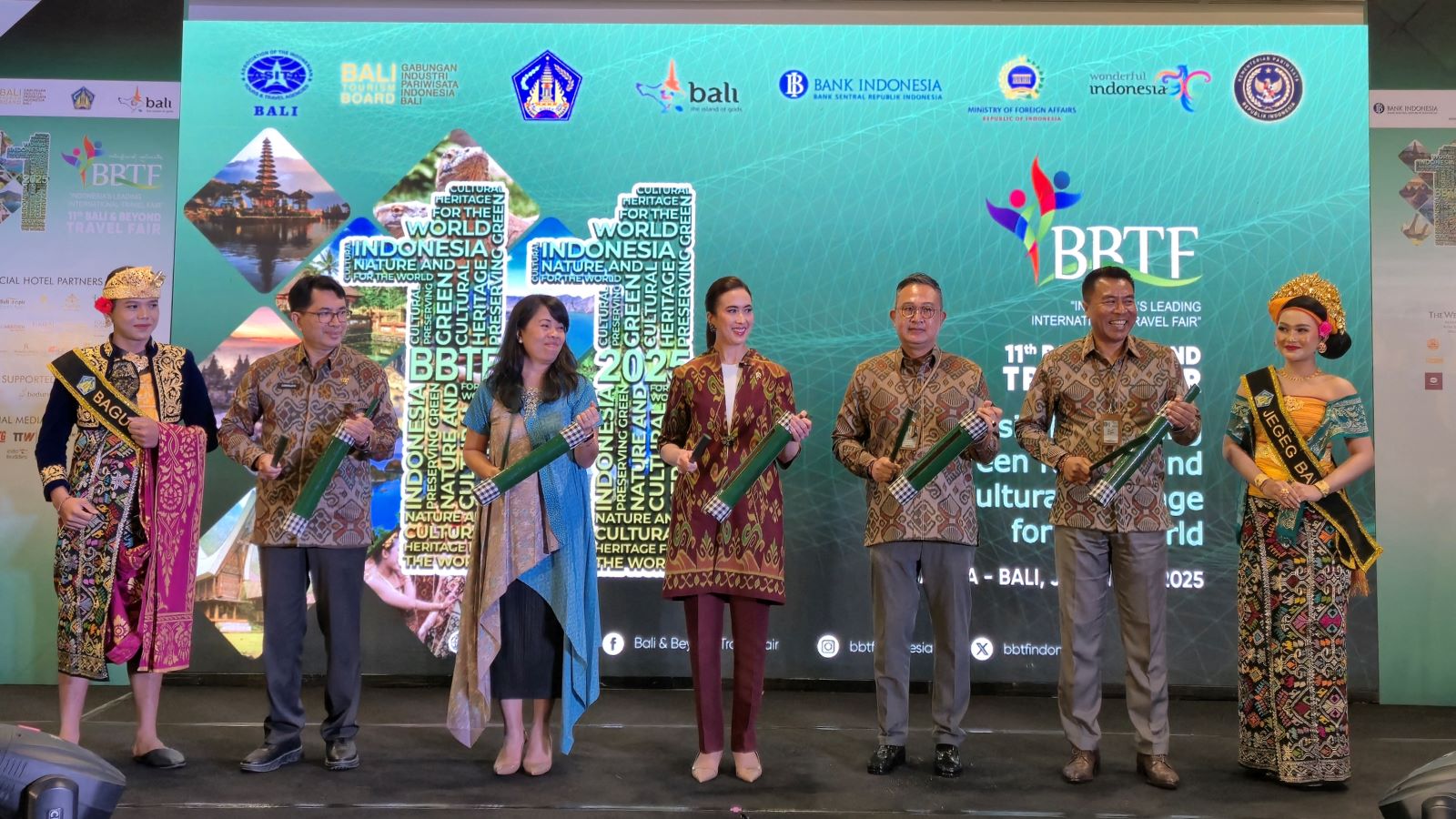 MASA DEPAN PARIWISATA: Menteri Pariwisata Widiyanti Putri Wardana (tengah) membunyikan kulkul dan pejabat lainnya sebagai penanda pembukaan BBTF 2025 di BICC Nusa Dua, 11 Juni 2025.