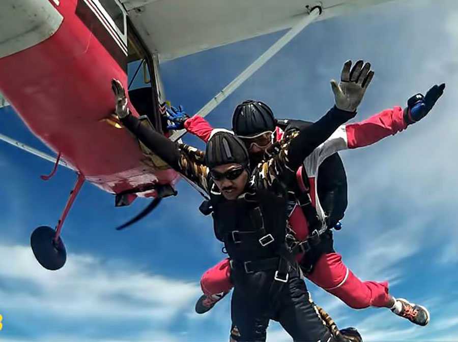 ilustrasi-Skydiving