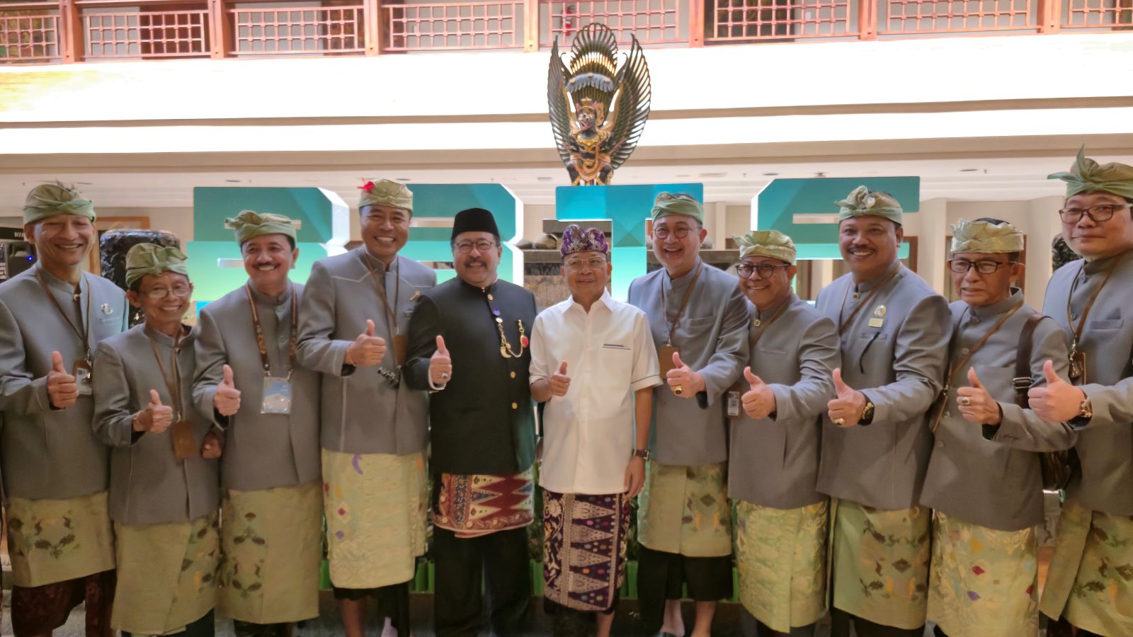 KOLABORASI: Gubernur Bali Wayan Koster dan Wagub DKI Jakarta Rano Karno (tengah) foto bersama pejabat lainnya di BICC arena BBTF 2025 hari kedua 12 Juni 2025.
