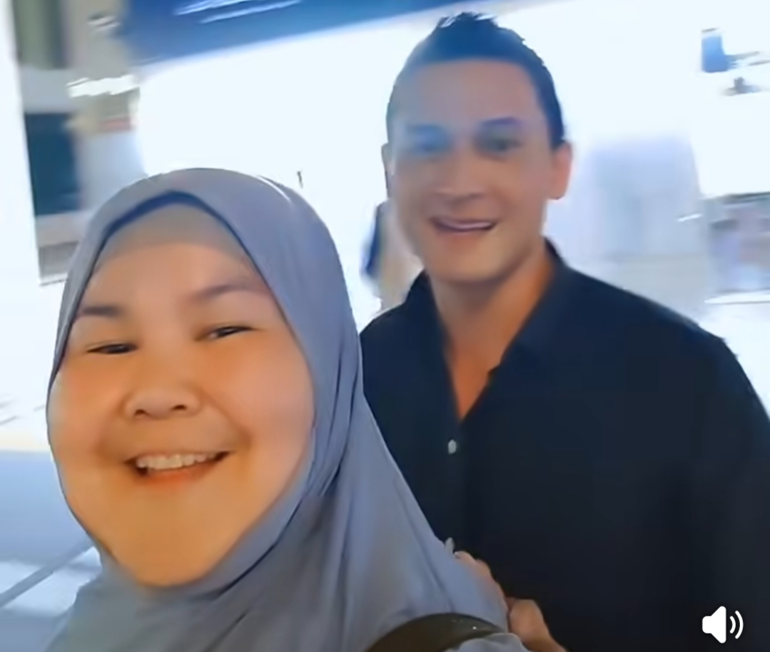 Indra Brugman bersama wanita yang dirumorkan adalah istrinya