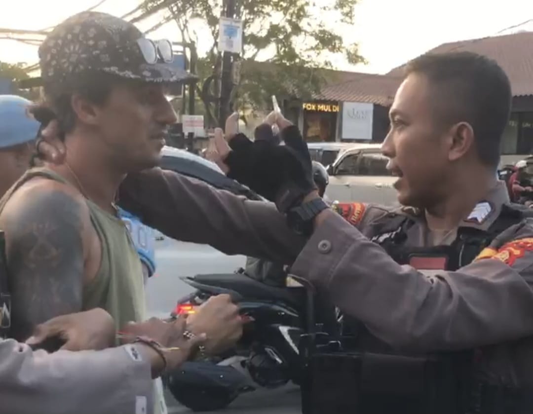 BERKELIT: Polisi sita klip bening yang ternyata serbuk kokain dari tangan WNA Australia saat razia lalu lintas (12/6/2025)