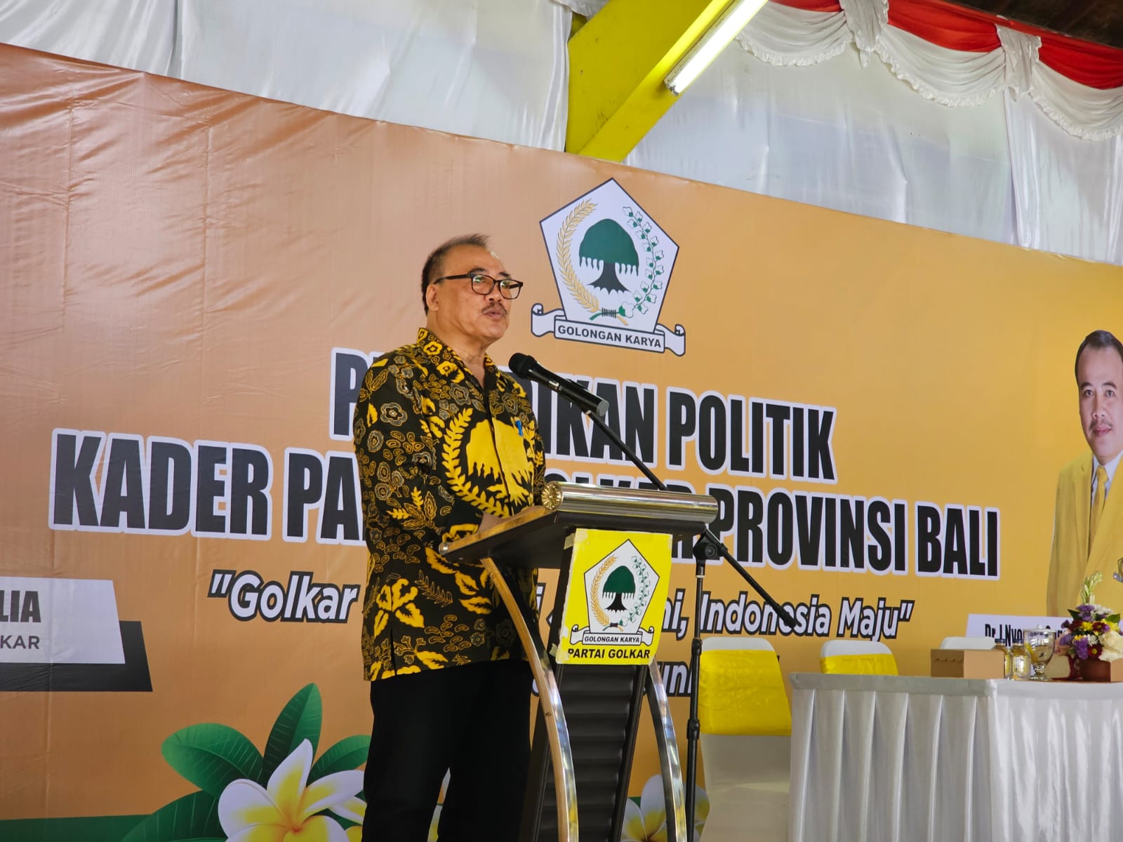 SOLID: Ketua DPD Golkar Bali I Nyoman Sugawa Korry saat membuka pendidikan politik Partai Golkar Bali di Wantilan Kantor DPD Golkar Bali, Denpasar, Sabtu (14/06/2025). (Novi Febriani/Radar Bali)