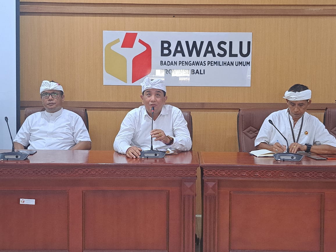 Ketua Bawaslu Bali I Putu Agus Tirta Suguna (tengah) dalam rapat konsolidasi secara daring yang digelar Rabu (11/6/2025).