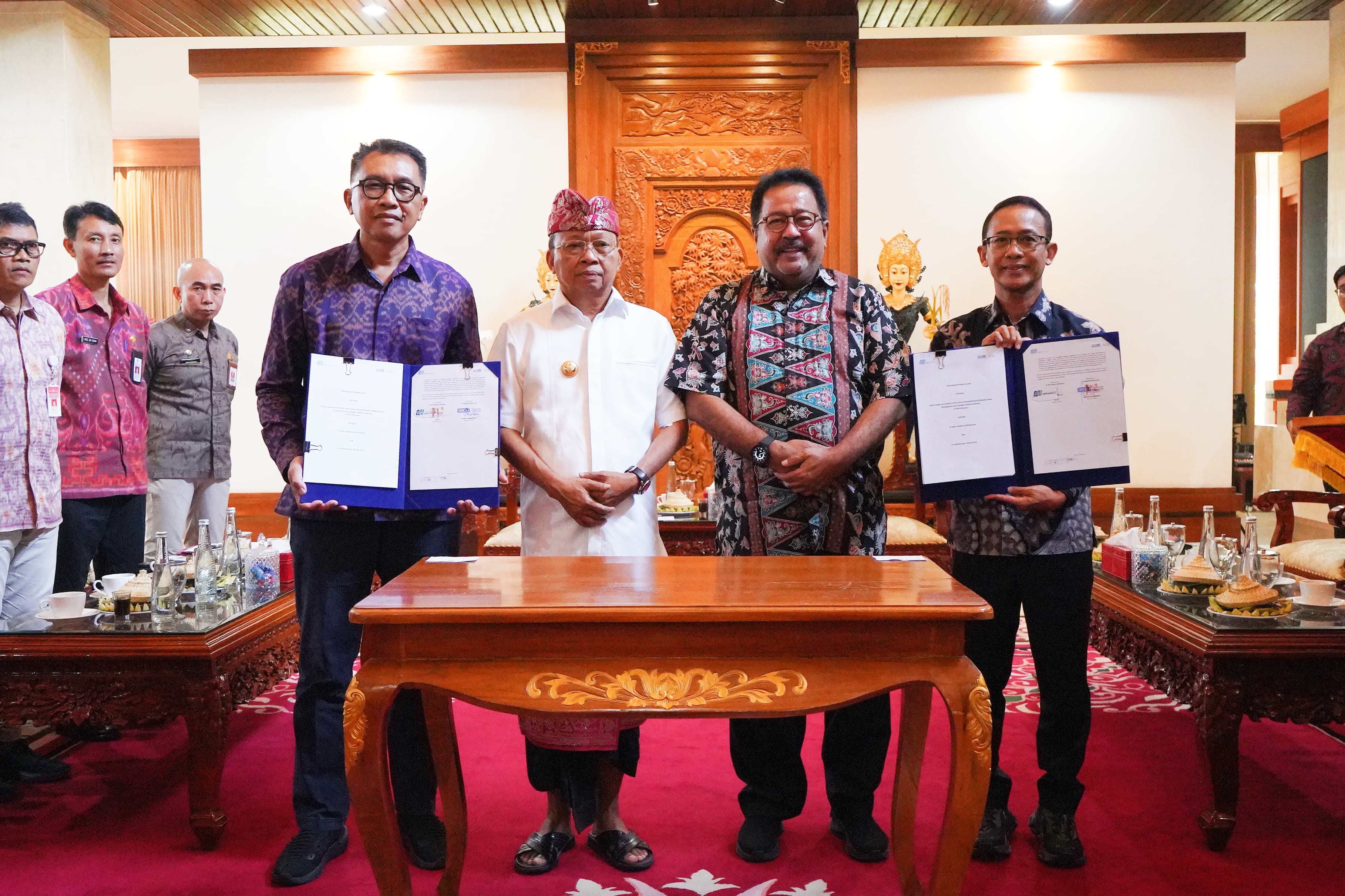 URAI KEMACETAN: Gubernur Bali Wayan Koster dan Wakil Gubernur Jakarta Rano Karno alias Bang Doeal didampingi pejabat terkait saat penandatanganan MoU pembangunan MRT di Bali
