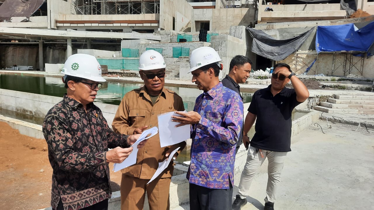 JANGAN KOMPROMI!: DPRD Bali saat melakukan pengecekan di Hotel Step Up di Pantai Bingin Kuta Selatan yang diduga mencapolok sempadan pantai