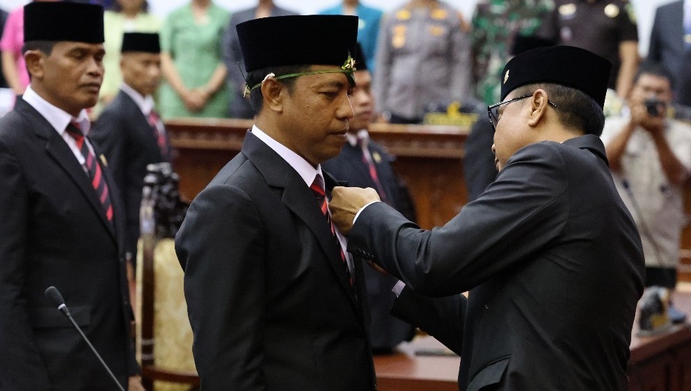 DILANTIK : I Made Sudariana alias Gubag dilantik menjadi Anggota DPRD Gianyar PAW dari Nyoman Kandel.(foto:Kominfo Gianyar)