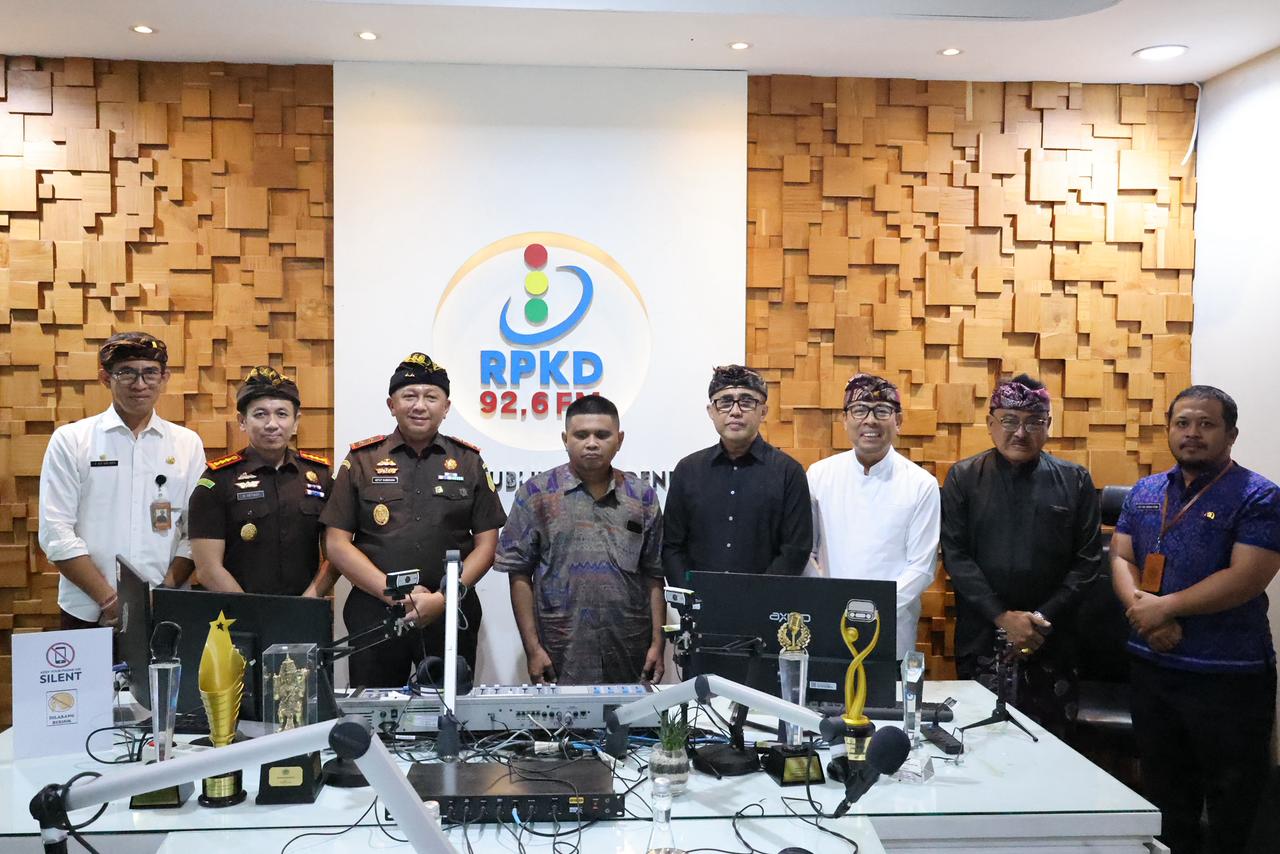 Kajati Bali Ketut Sumedana (tiga dari kiri) bersama Wali Kota Denpasar IGN Jaya Negara (empat dari kiri) saat peluncuran Bale Kertha Adhyaksa di studion RKPD Denpasar, Jumat 13 Juni 2025.