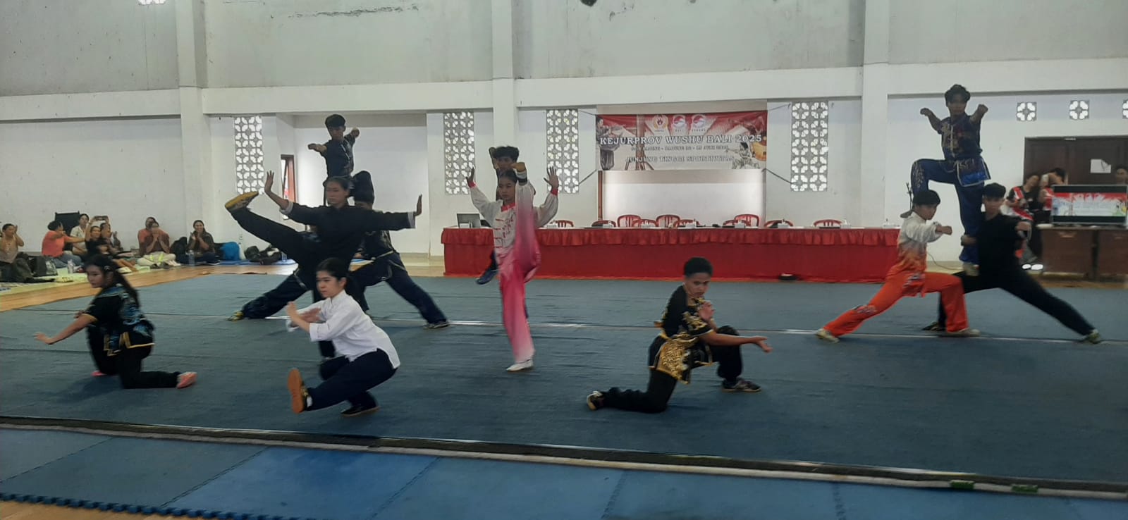 ANDALAN: Para atlet Wushu Kabupaten Badung mempersemabhkan kemampuan di pembukaan Kejurprov Wushu 2025, di GOR Basket Sading Badung, 13 Juni 2025.