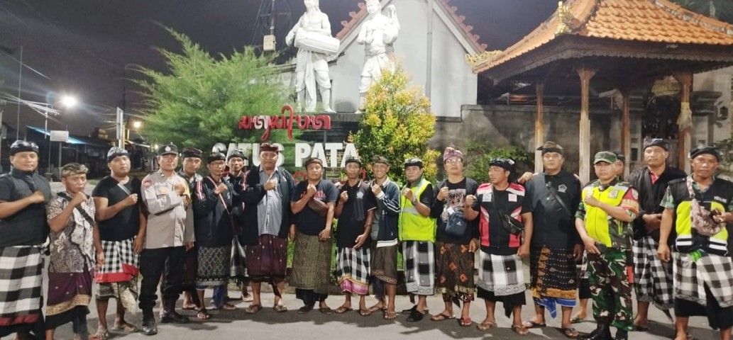 SEPAKATI ATURAN BARU : Pecalang bersama tokoh adat Batuyang menegakkan pararem malam hari.(foto:Istimewa)