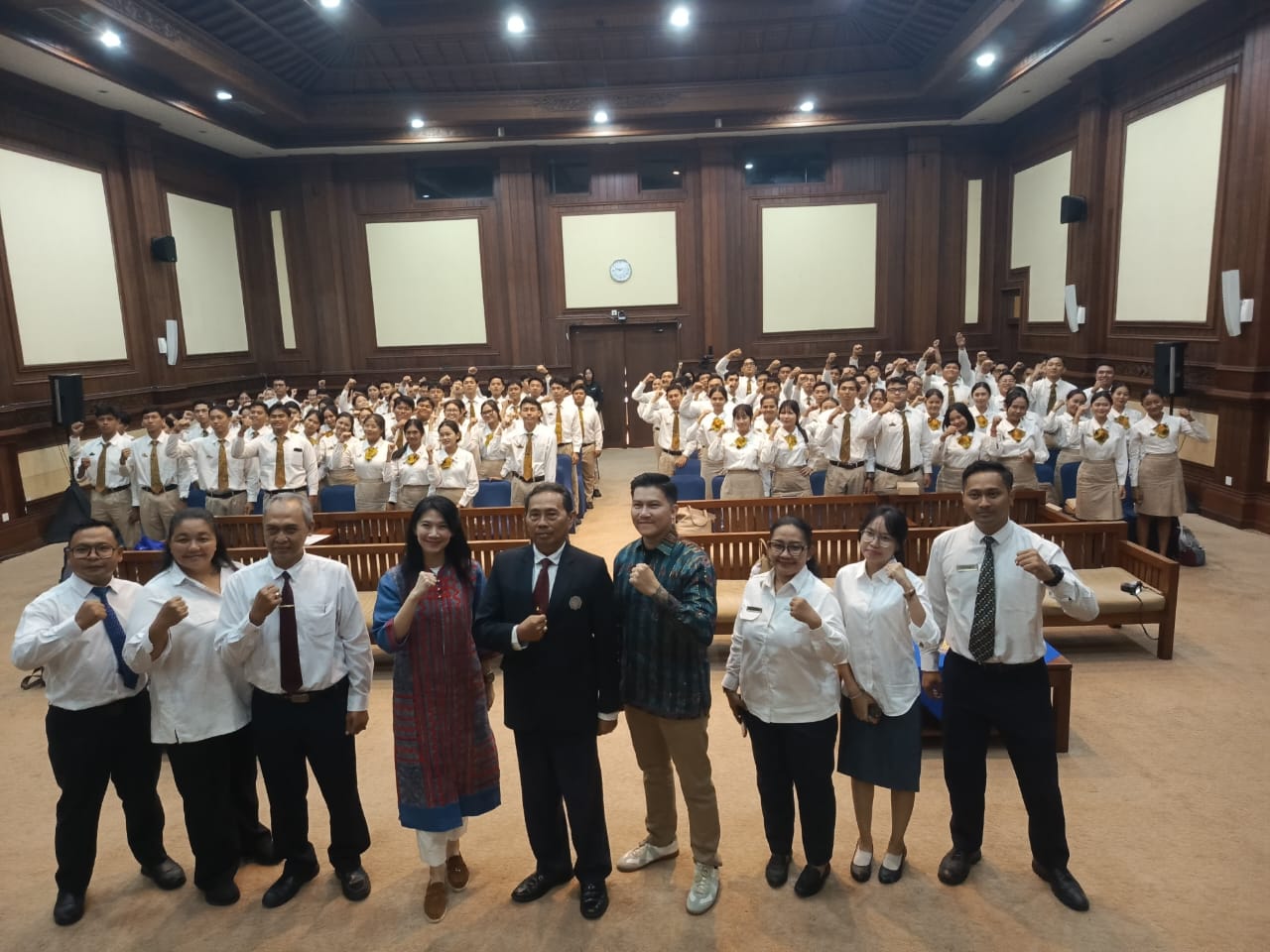GENERASI MELEK TEKNOLOGI: Peserta dan penyelenggaraan bersemangat di acara Creators Lab yang digelar di Poltekpar Balik, Senin (16/6/2025). (I Wayan Widyantara/Radar Bali)
