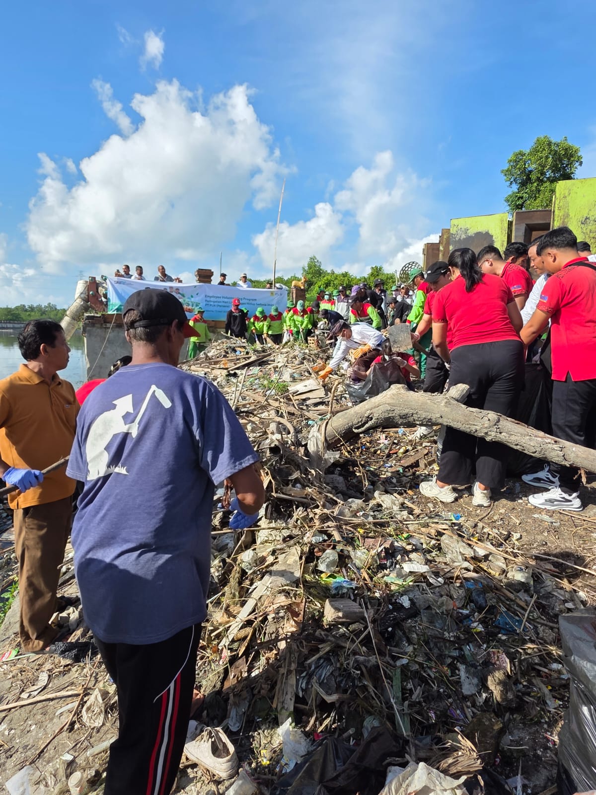 KOLABORASI: Pegawai PT PLN UIP JBTB bersama Komunitas Lingkungan Bali, Dinas LHK Badung dan Pegawai Krisna Oleh - Oleh mengambil sampah di sungai Muara Tukad Mati (12/6). (PLN UIP JBTB FOR RADAR BALI)