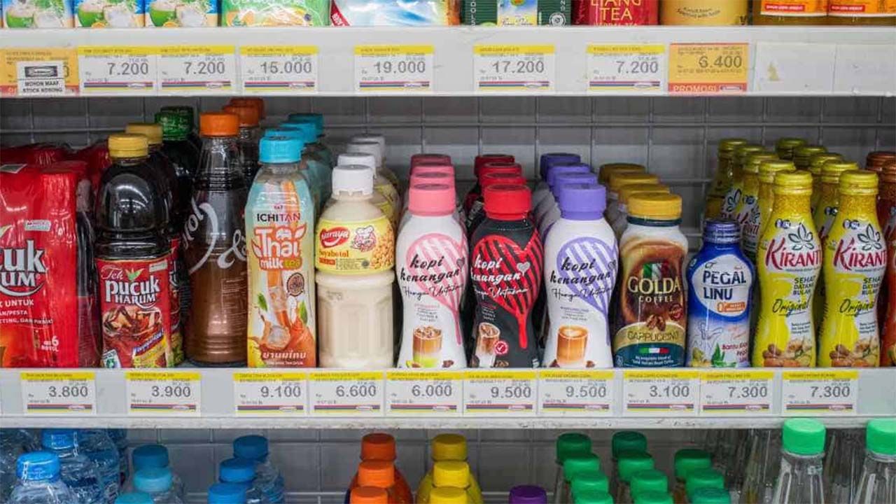 Meroketnya pembelian minuman manis baik dalam botol maupun kemasan sachet akan meningkatkan sampah plastik.