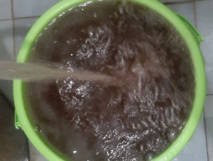 LAYANAN BURUK: Fakta air keruh hingga berwarna hitam di layanan PDAM Badung yang dikeluhkan warga Sempidi, 16 Juni 2025.