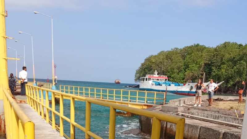 KANDAS TEREMPAS OMBAK : kondisi kapal LCT Arjuna Giri Nusa yang kandas di perairan Padangbai akibat angin kencang dan ombak besar. (Istimewa)