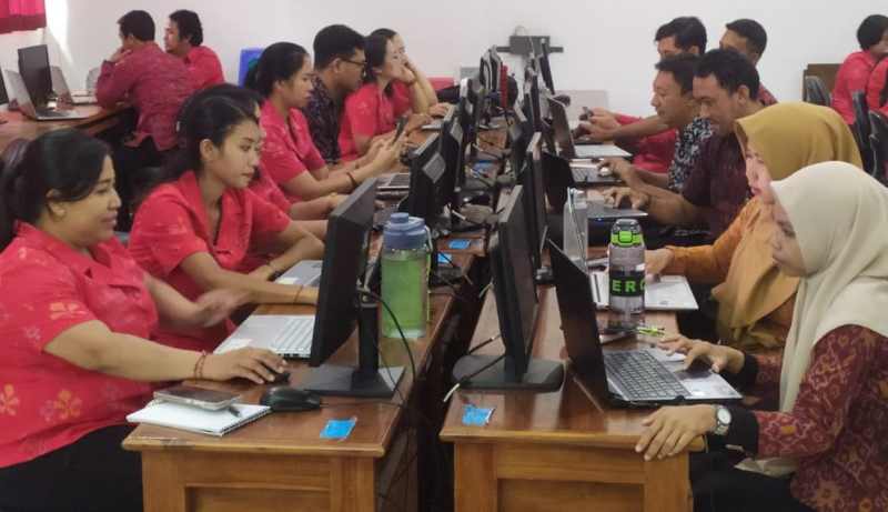 BIAR PAHAM TEKNOLOGI INFORMASI : Suasana pelatihan keamanan data siber dan literasi digitali yang dilakukan Dinas Komunikasi dan Informatika Tabanan. (juliadi/radar bali)