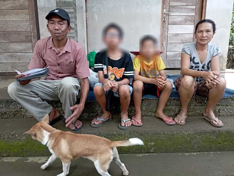 IDAP PENYAKIT SEJAK USIA DINI : Kondisi kedua anak laki-laki pasangan Ni Luh Sukani dan I Wayan Manis asal Banjar Dinas Tihingan, Desa Bebandem, yang mengidap penyakit diabetes .(zulfika rahman)