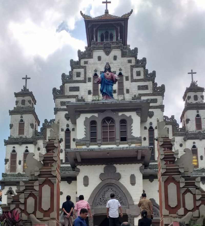 CAGAR BUDAYA : Tim pendaftaran CB dari Provinsi dan Kabupaten inventarisasi Gereja Katolik Paroki Hati Kudus Yesus Palasari.(foto: I Gede Suartana untuk Radar Bali)