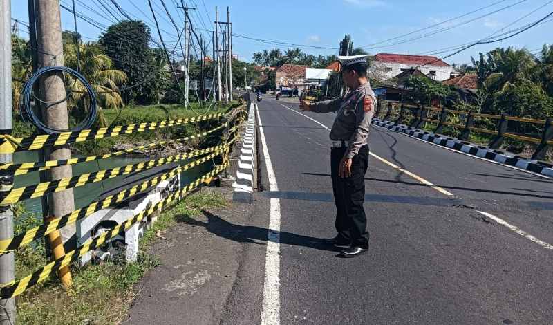 RUSAK : Pagar jembatan jalan Denpasar - Gilimanuk yang rusak sejak beberapa bulan terakhir belum diperbaiki. (Foto:Satlantas Polres Jembrana)