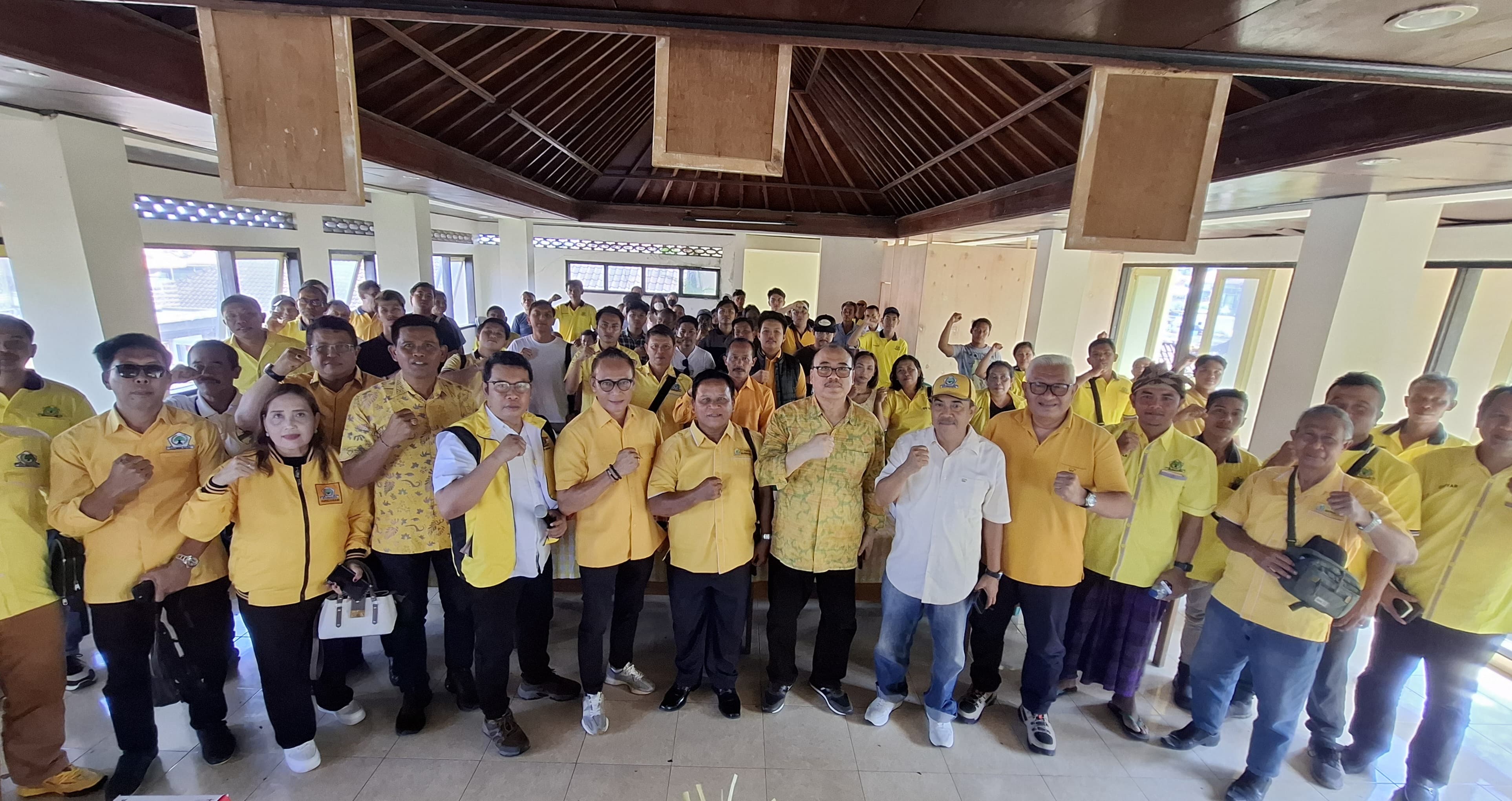 Ketua DPD Partai Golkar Bali di I Nyoman Sugawa Korry bersama kader di Gianyar (15/6/2025).