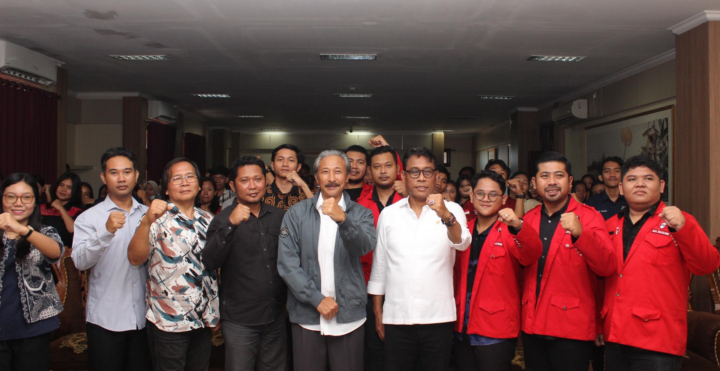 BULAN BUNG KARNO: Anggota DPR RI I Ketut Karyasa Adnyana foto bersama GMNI Buleleng rayakan Bulan Bung Karno  di IAHN Mpu Kuturan Minggu (15/6/2025).