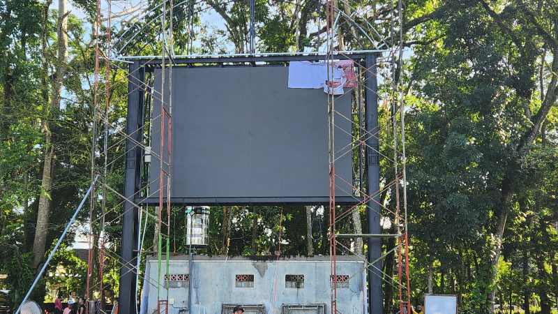 SUDAH TERPASANG : Pemasangan videotron di Lapangan Alit Saputra Dangin Carik,  Tabanan. (foto: juliadi/radar bali)