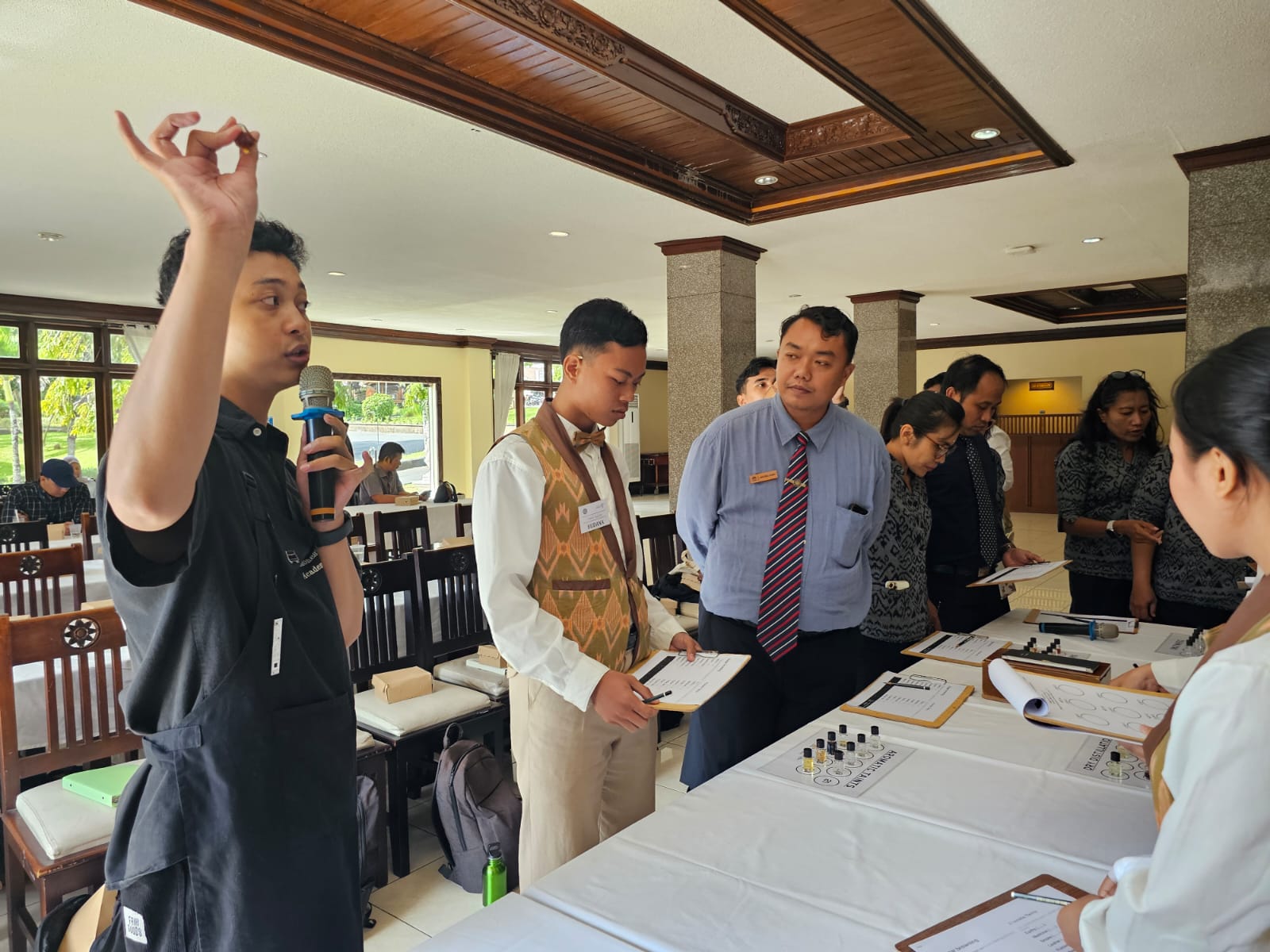 #SATUDALAMKOPI: Peserta pelatihan kopi intensif di Politekpar Bali praktik barista tingkat lanjut,  kerja sama Tokopedia dan TikTok Shop by Tokopedia dan Indonesia Coffee Academy (ICA) di Bali (17/6).