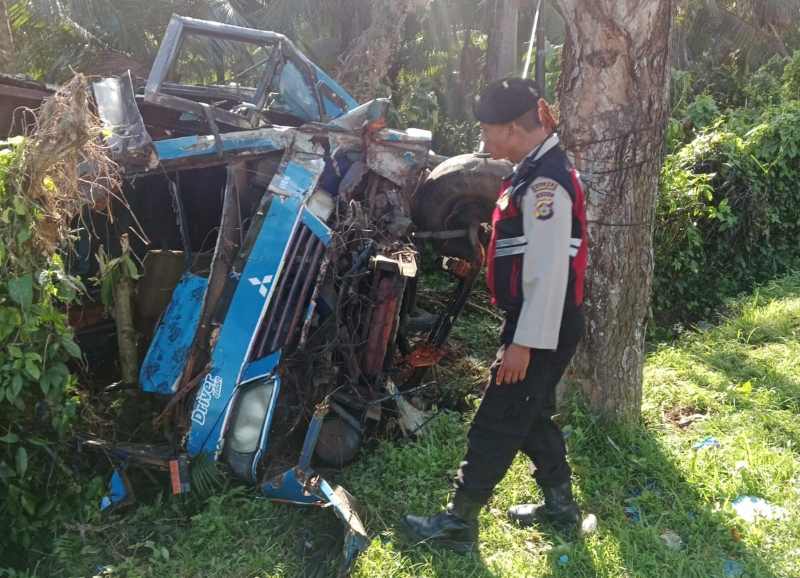 NAHAS : Kondisi mini bus yang mengalami kecelakaan tunggal di Jalan Denpasar &ndash; Gilimanuk. (Foto:Polsek Pekutatan, Jembrana)
