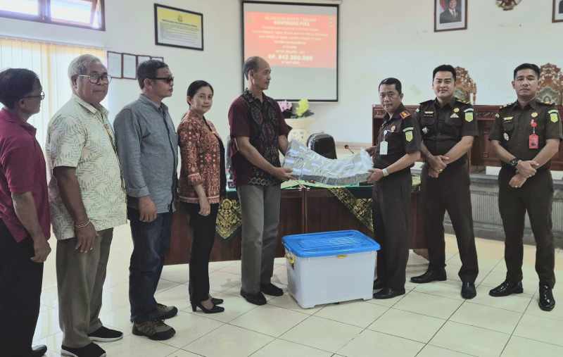 KEMBALIKAN DUIT KORUPSI : Pengembalian keuangan kerugian negara korupsi dana UEP Kerambitan diserahkan Kejari Tabanan kepada BUMDesma Sadhu Winangun Kerambitan. (istimewa)