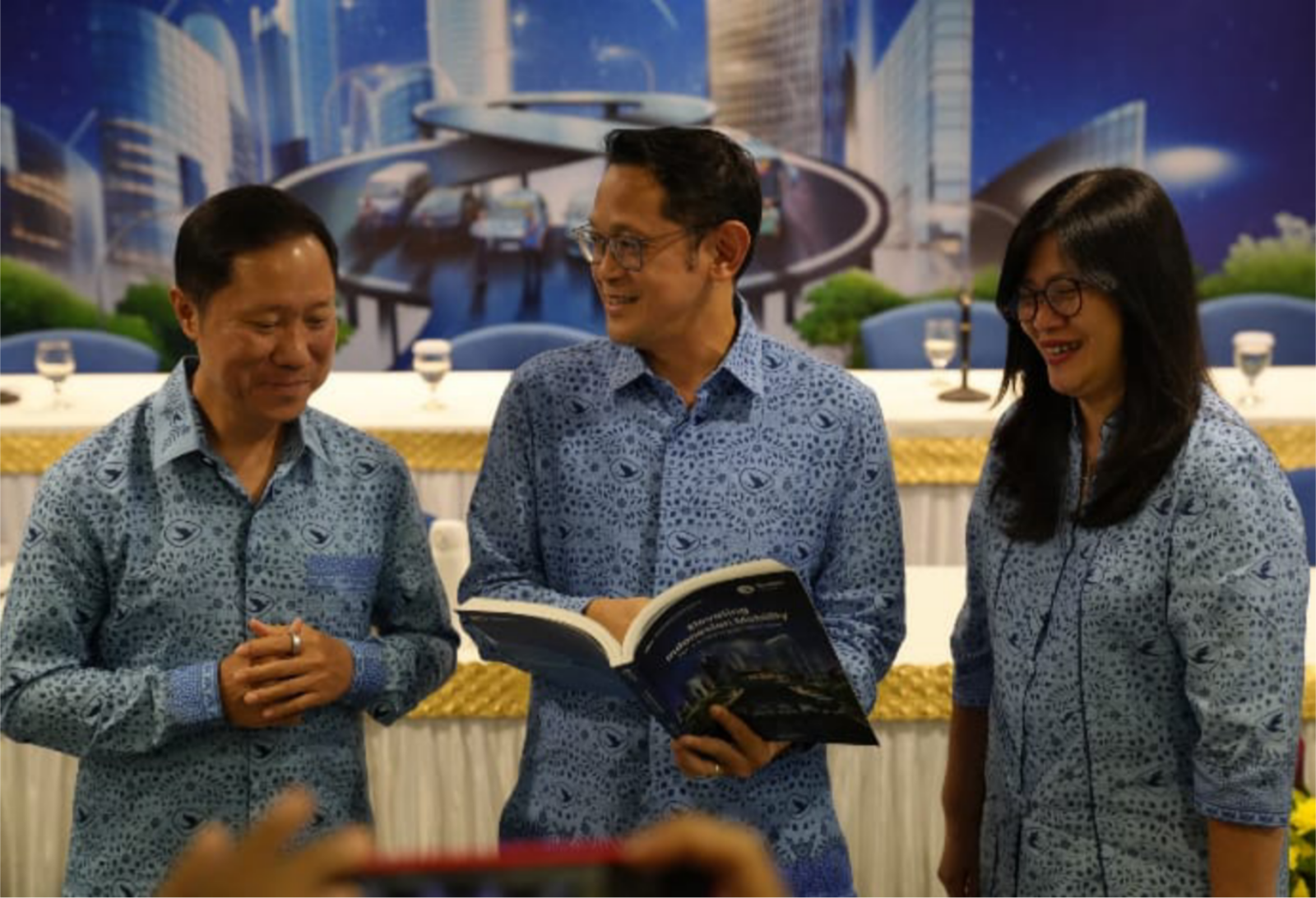 SOLID: Direktur Utama Bluebird Adrianto (Andre) Djokosoetono (tengah) saat Rapat Umum Pemegang Saham Tahunan (RUPST), Kamis (19/6/2025). (Bluebird for Radar Bali)