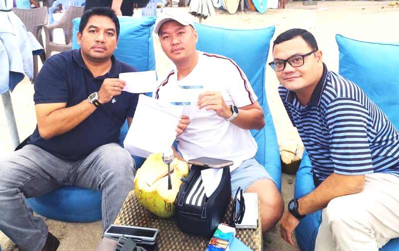 KEHILANGAN DI GARUDA : Febrico (Tengah) didampingi pengacaranya, Edward Tobing (kiri). (foto:Edward tobing untuk Radar Bali)