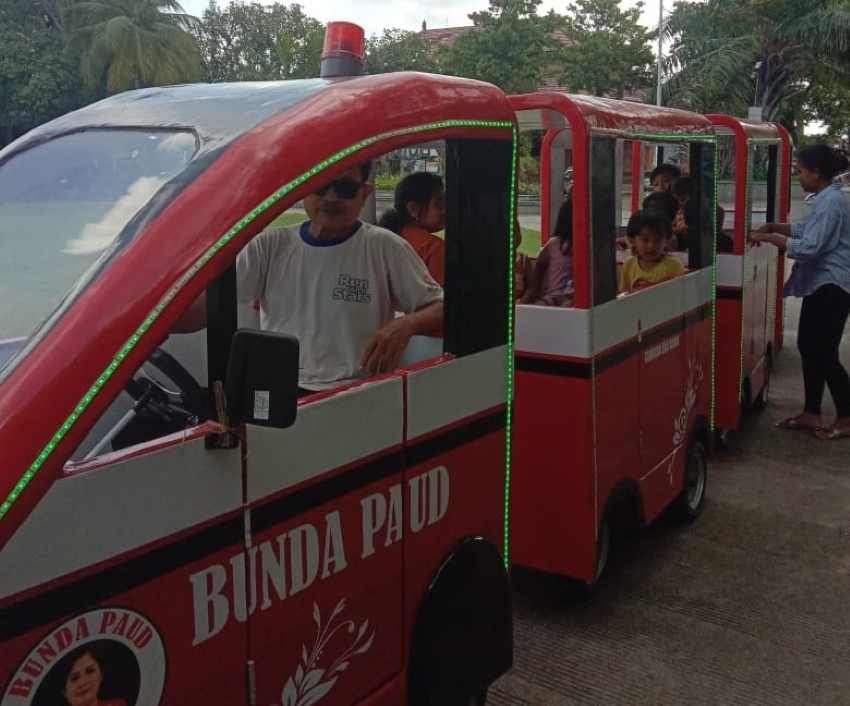 PERLU BERSINERGI : Kondisi wahana permainan kereta api mini yang ada di Area Taman Bung Karno Tabanan. (juliadi/radar bali)